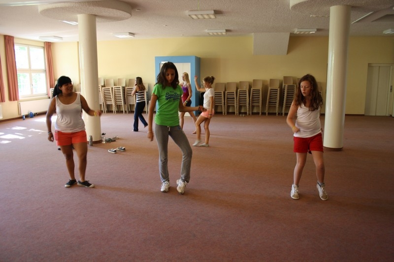 Village Camps International Summer Camp Leysin, Switzerland 2026-08-07 https://www.villagecamps.com/journals_admin/images/708-20-dance (15).jpg